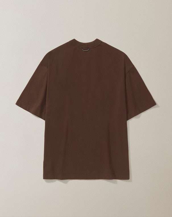 CAMISETA QC FORMIGAS BOXY STONED MARROM