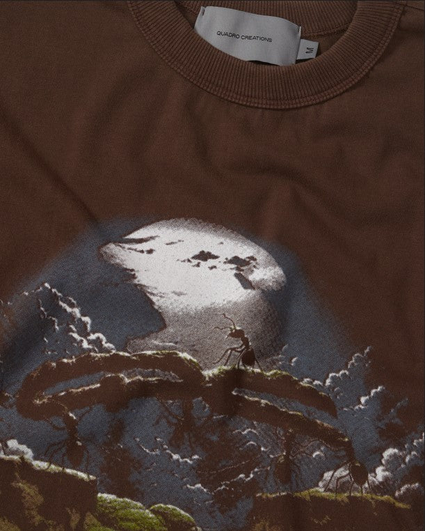 CAMISETA QC FORMIGAS BOXY STONED MARROM